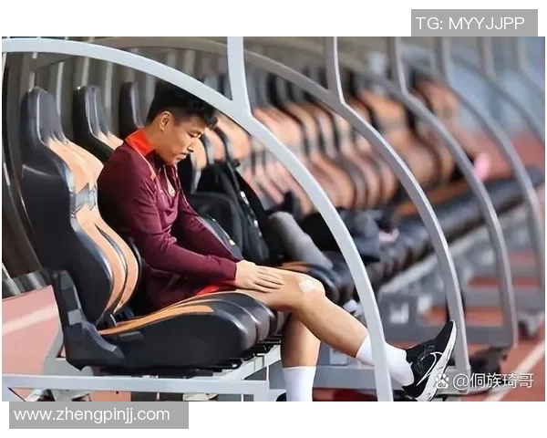 足球明星因伤打石膏休战球场球迷心痛期待复出时刻 足球明星因伤打石膏休战球场球迷心痛期待复出时刻